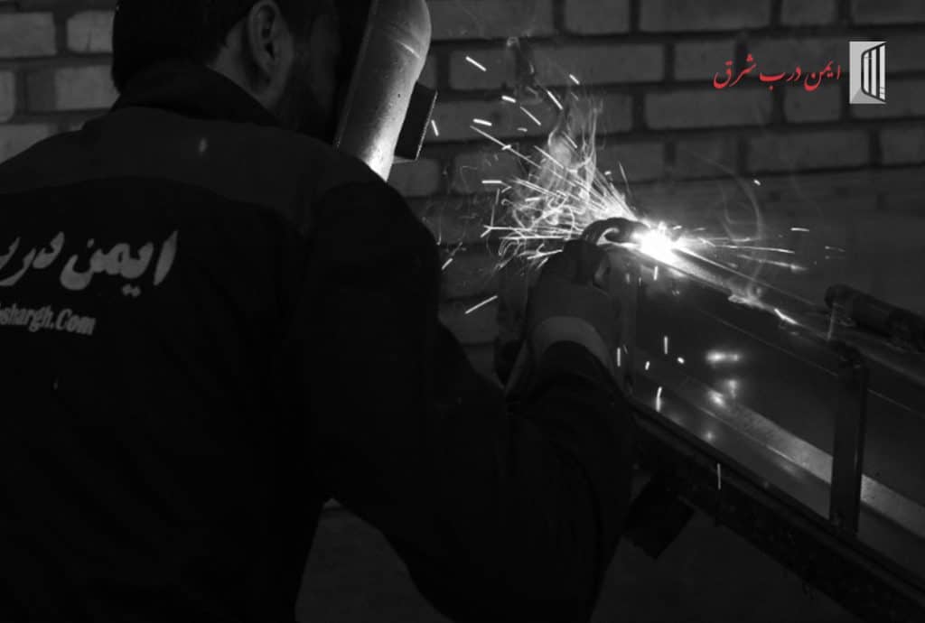 نصب لولا بصورت متقارن روی درب