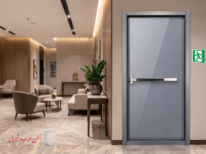 درب ضد حریق با روکش شیشه در لابی ساختمان